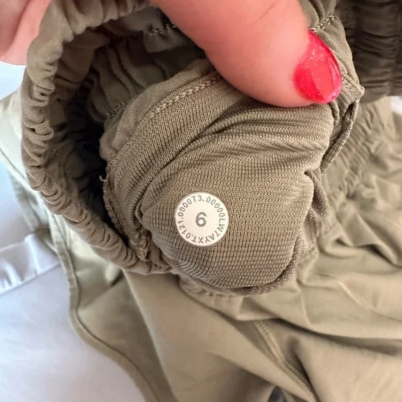 lululemon athletica Women's High-Rise hotty hot Shorts - Picture 5 of 5